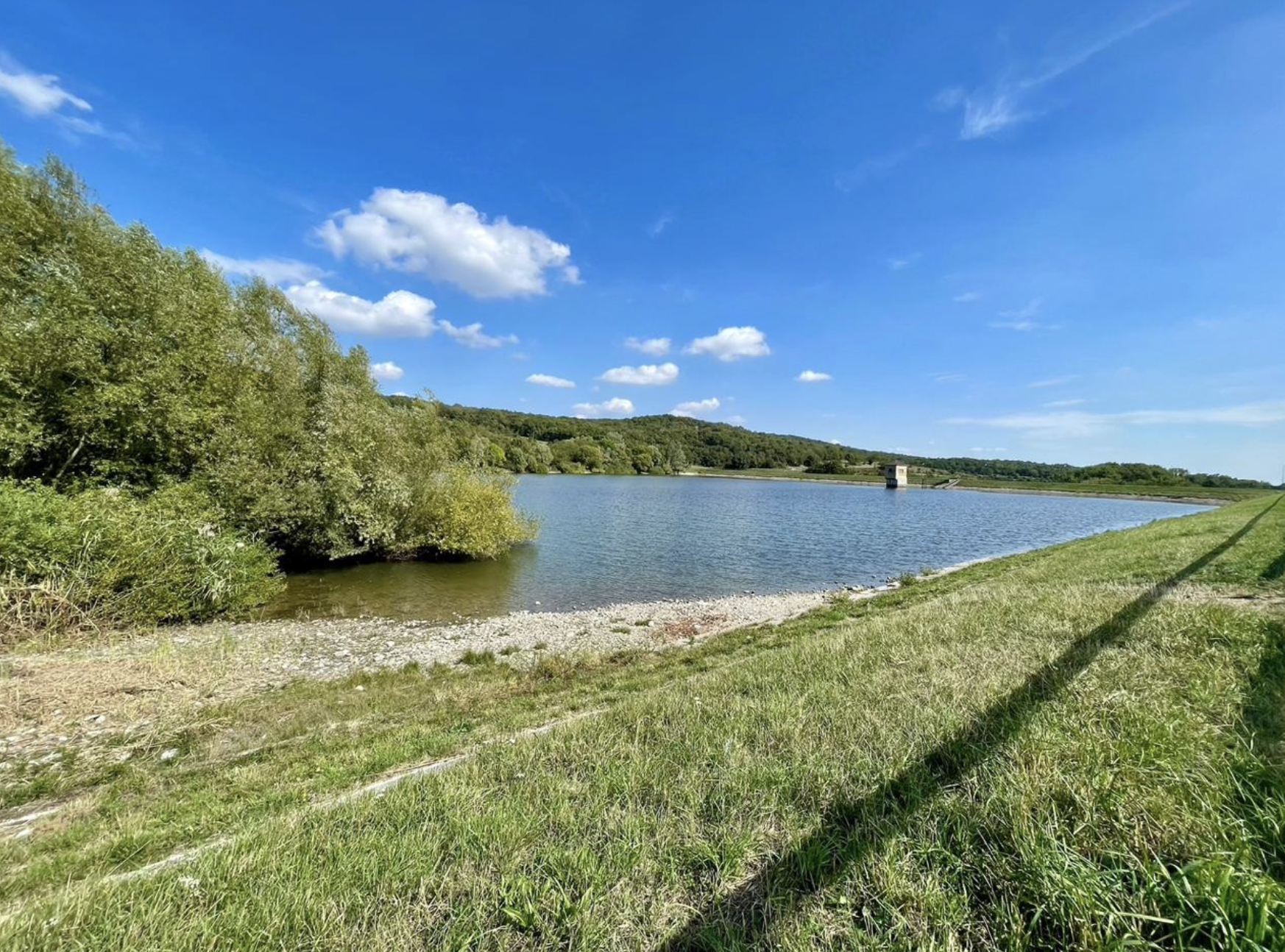 Štýlové bývanie pri jazere a lese – 4-izbový dom so záhradou