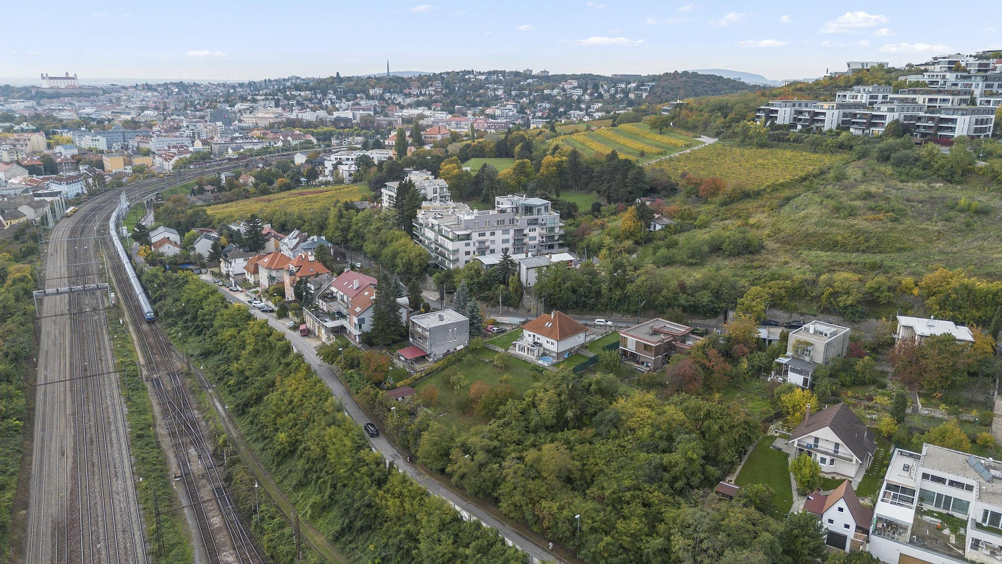 Koliba – 732 m² stavebný pozemok s projektom na 3 byty, výhľad