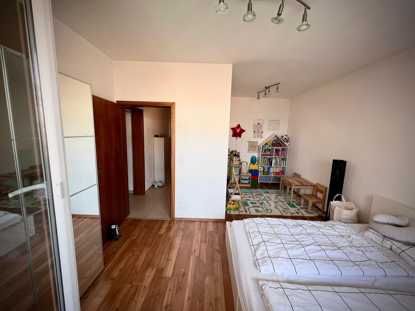 Prenájom 3,5-izbového bytu – Dlhé diely (komplex Kaskády)