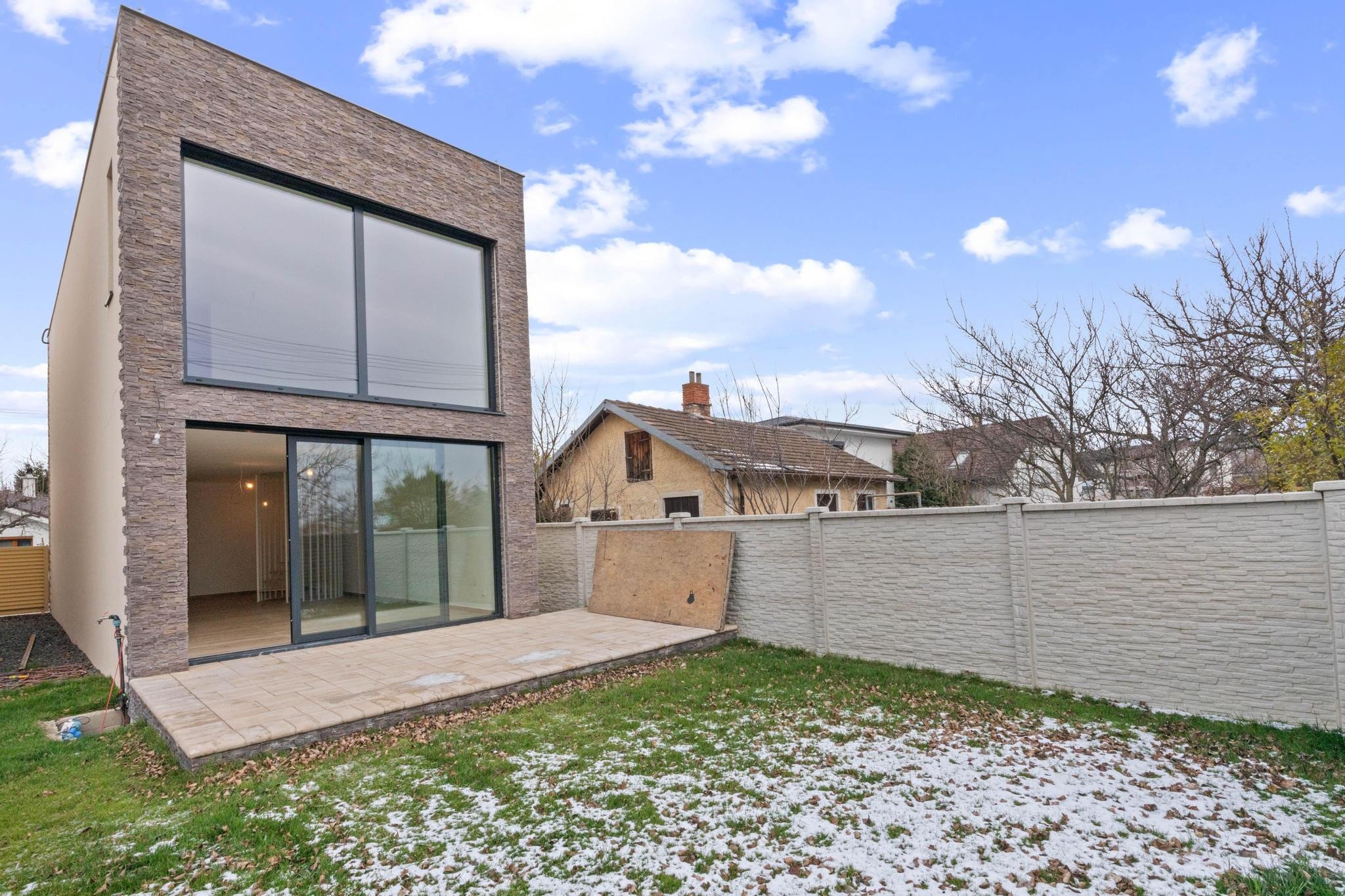 NOVOSTAVBA, MODERNÝ DOM S PRIAMYM PRÍSTUPOM K VODE