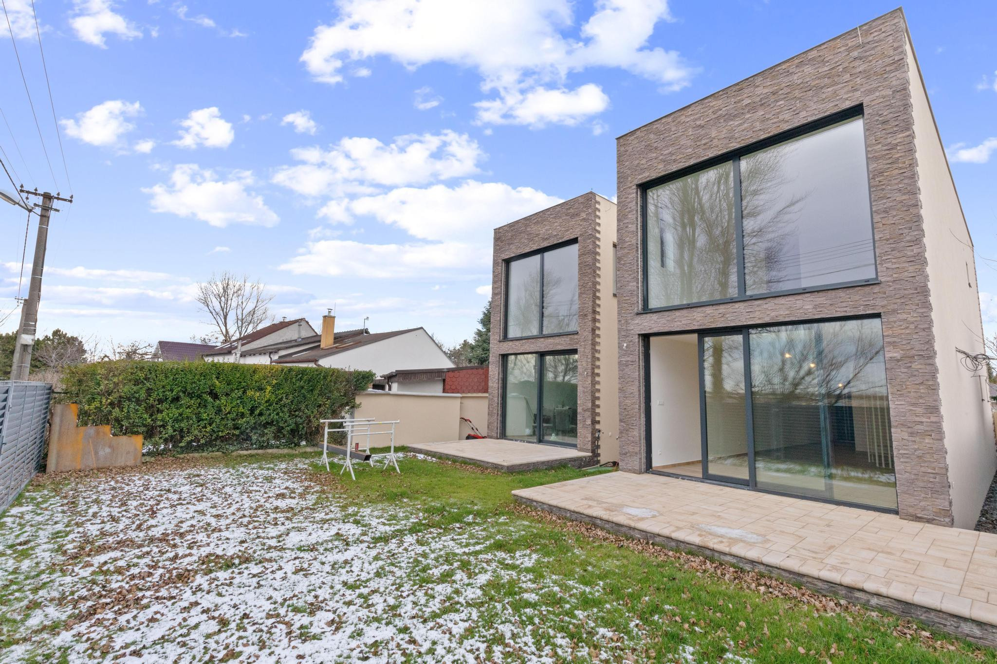 NOVOSTAVBA, MODERNÝ DOM S PRIAMYM PRÍSTUPOM K VODE