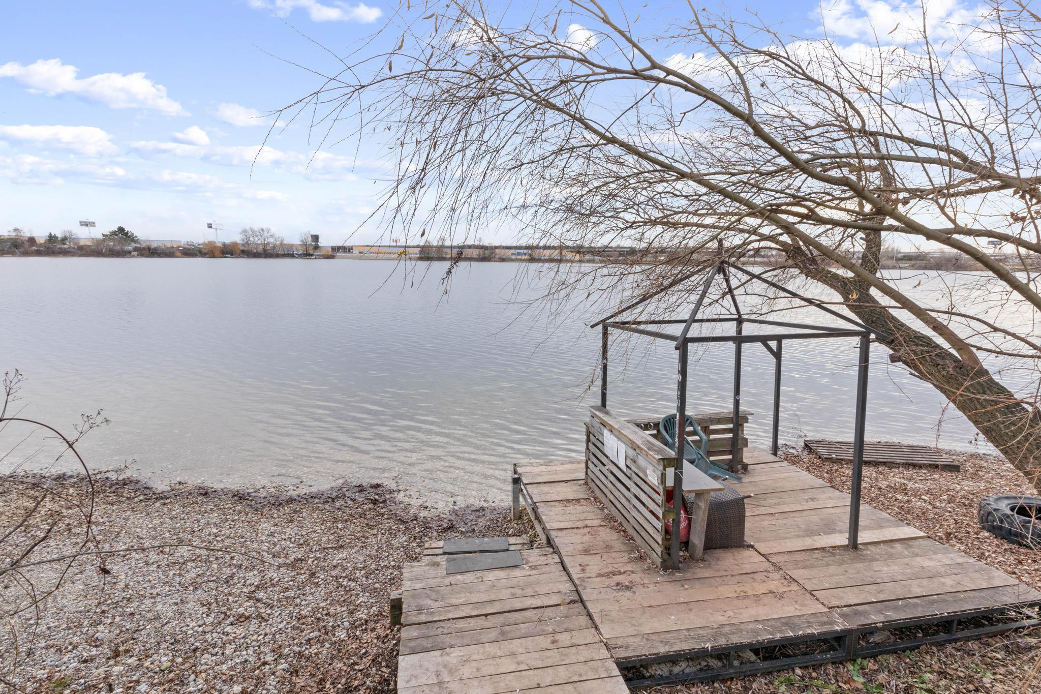 NOVOSTAVBA, MODERNÝ DOM S PRIAMYM PRÍSTUPOM K VODE