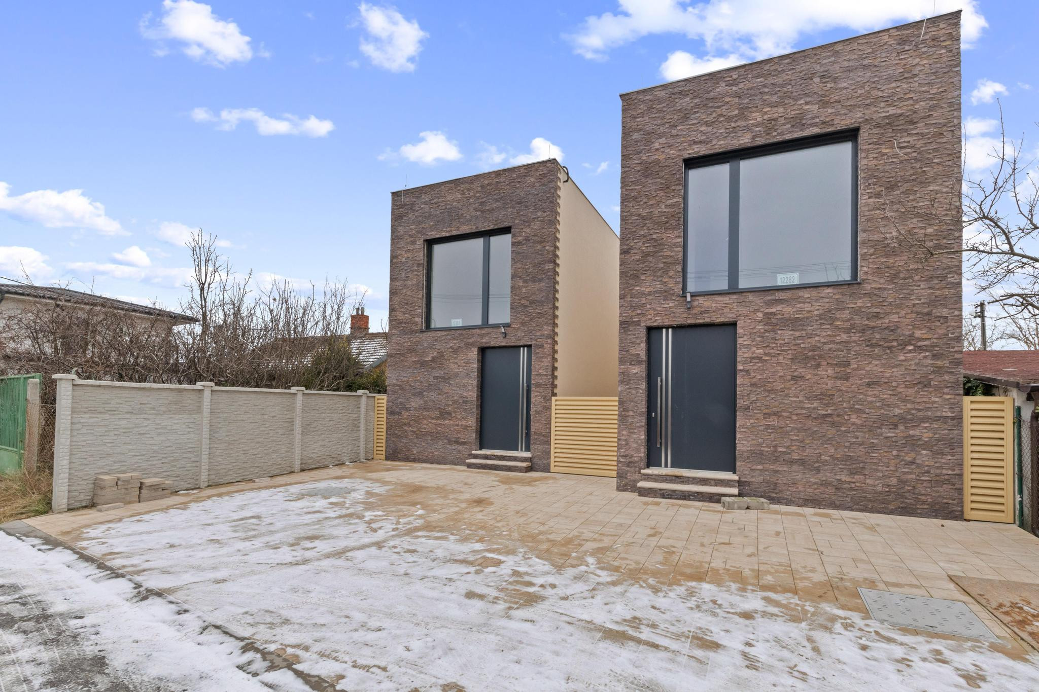 NOVOSTAVBA, MODERNÝ DOM S PRIAMYM PRÍSTUPOM K VODE