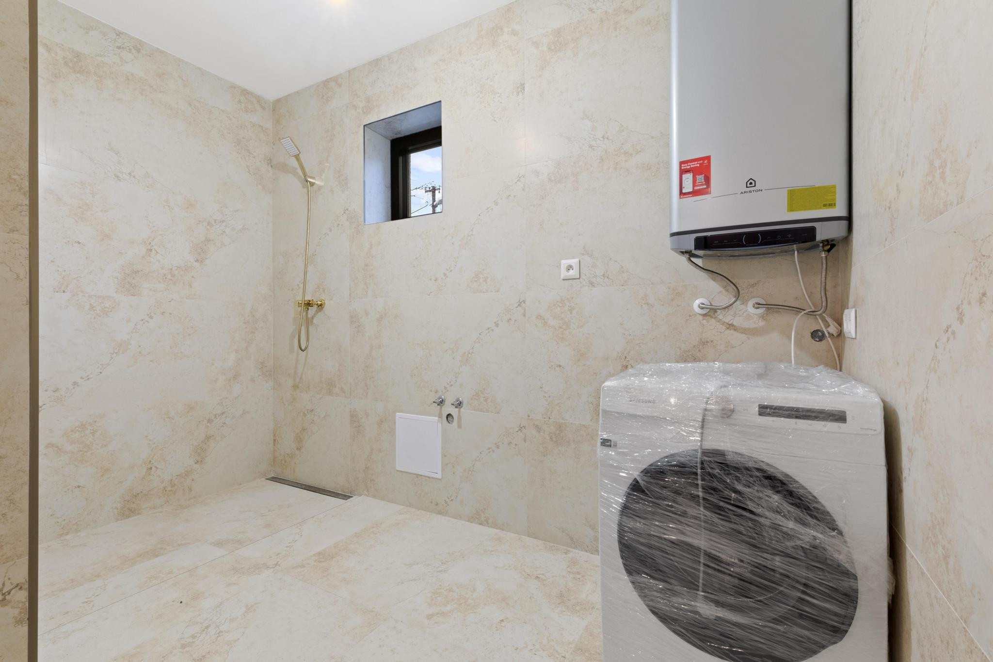 NOVOSTAVBA, MODERNÝ DOM S PRIAMYM PRÍSTUPOM K VODE