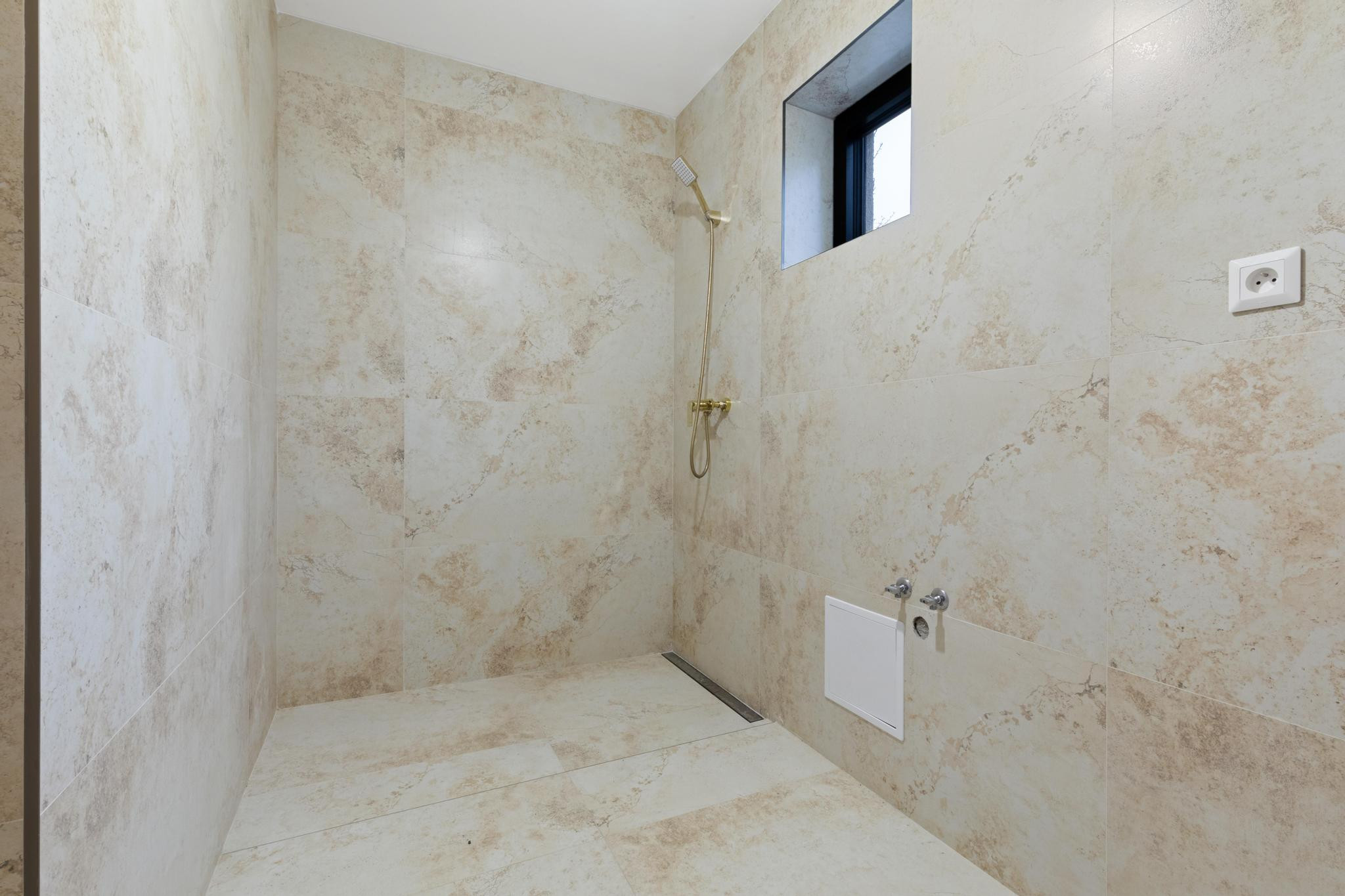 NOVOSTAVBA, MODERNÝ DOM S PRIAMYM PRÍSTUPOM K VODE