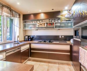 Rodinný dom, ktorý si zamilujete! Komfort, priestor a súkromie v Novóm Meste nad Váhom