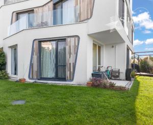 Štýlové bývanie so záhradou pri jazere len 20 minút od Bratislavy