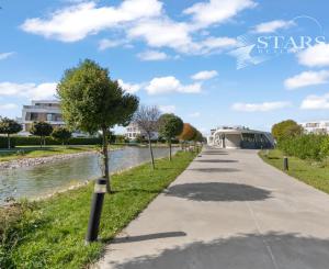 Štýlové bývanie so záhradou pri jazere len 20 minút od Bratislavy