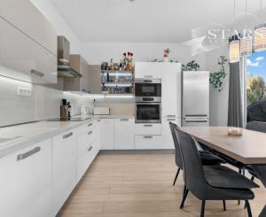 Štýlové bývanie so záhradou pri jazere len 20 minút od Bratislavy