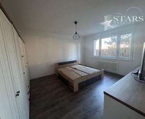 2-izbový byt so súkromnou záhradou v Karlovej Vsi