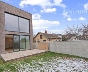 NOVOSTAVBA, MODERNÝ DOM S PRIAMYM PRÍSTUPOM K VODE