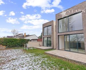 NOVOSTAVBA, MODERNÝ DOM S PRIAMYM PRÍSTUPOM K VODE