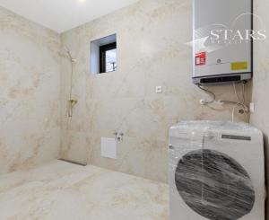 NOVOSTAVBA, MODERNÝ DOM S PRIAMYM PRÍSTUPOM K VODE