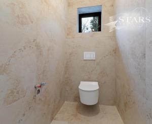 NOVOSTAVBA, MODERNÝ DOM S PRIAMYM PRÍSTUPOM K VODE