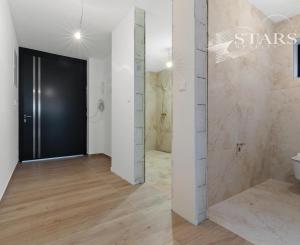 NOVOSTAVBA, MODERNÝ DOM S PRIAMYM PRÍSTUPOM K VODE