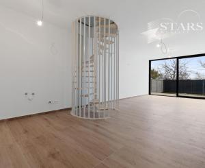 NOVOSTAVBA, MODERNÝ DOM S PRIAMYM PRÍSTUPOM K VODE