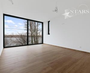 NOVOSTAVBA, MODERNÝ DOM S PRIAMYM PRÍSTUPOM K VODE