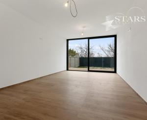 NOVOSTAVBA, MODERNÝ DOM S PRIAMYM PRÍSTUPOM K VODE