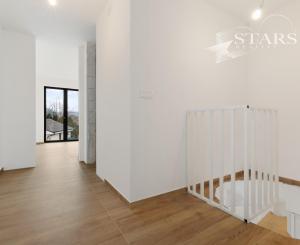 NOVOSTAVBA, MODERNÝ DOM S PRIAMYM PRÍSTUPOM K VODE