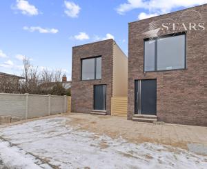 NOVOSTAVBA, MODERNÝ DOM S PRIAMYM PRÍSTUPOM K VODE