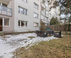 2-izbový byt so súkromnou záhradou v Karlovej Vsi,Ľudovíta Fullu.