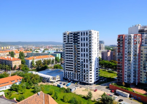 Na predaj štýlový 2-izbový byt v Jégého aleji s výhľadom, ktorý si zamilujete!
