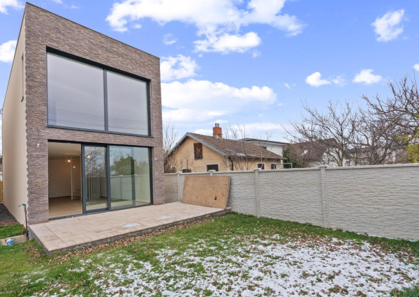 NOVOSTAVBA, MODERNÝ DOM S PRIAMYM PRÍSTUPOM K VODE