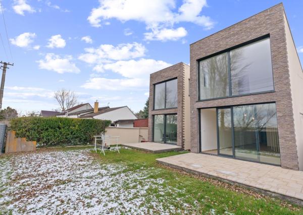 NOVOSTAVBA, MODERNÝ DOM S PRIAMYM PRÍSTUPOM K VODE