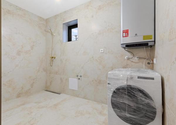 NOVOSTAVBA, MODERNÝ DOM S PRIAMYM PRÍSTUPOM K VODE