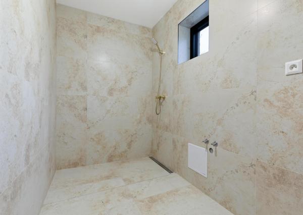 NOVOSTAVBA, MODERNÝ DOM S PRIAMYM PRÍSTUPOM K VODE