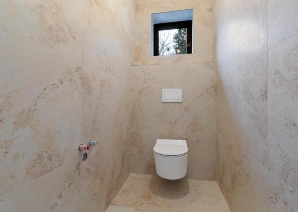 NOVOSTAVBA, MODERNÝ DOM S PRIAMYM PRÍSTUPOM K VODE