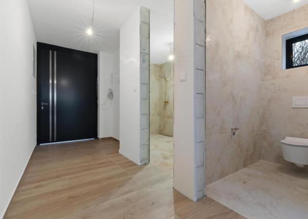 NOVOSTAVBA, MODERNÝ DOM S PRIAMYM PRÍSTUPOM K VODE