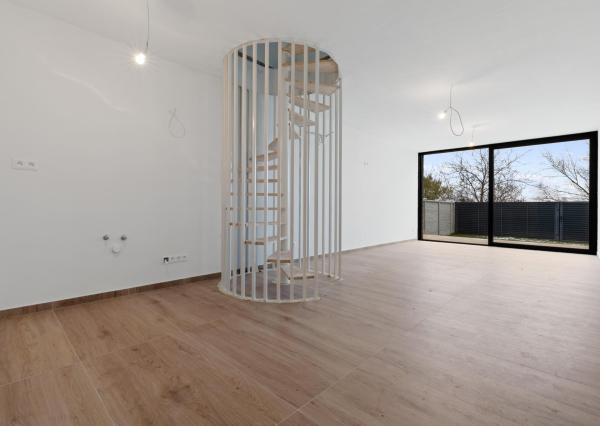 NOVOSTAVBA, MODERNÝ DOM S PRIAMYM PRÍSTUPOM K VODE