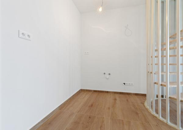 NOVOSTAVBA, MODERNÝ DOM S PRIAMYM PRÍSTUPOM K VODE