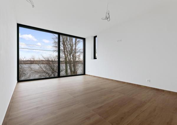 NOVOSTAVBA, MODERNÝ DOM S PRIAMYM PRÍSTUPOM K VODE