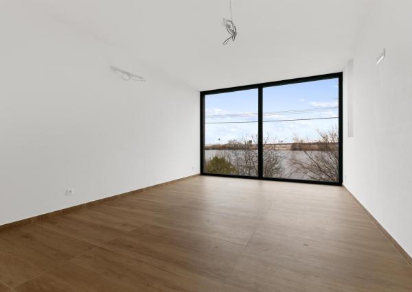 NOVOSTAVBA, MODERNÝ DOM S PRIAMYM PRÍSTUPOM K VODE