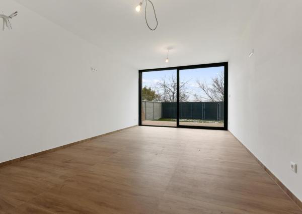 NOVOSTAVBA, MODERNÝ DOM S PRIAMYM PRÍSTUPOM K VODE