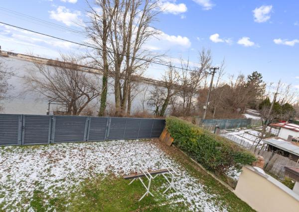 NOVOSTAVBA, MODERNÝ DOM S PRIAMYM PRÍSTUPOM K VODE