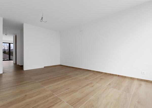 NOVOSTAVBA, MODERNÝ DOM S PRIAMYM PRÍSTUPOM K VODE