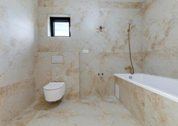 NOVOSTAVBA, MODERNÝ DOM S PRIAMYM PRÍSTUPOM K VODE