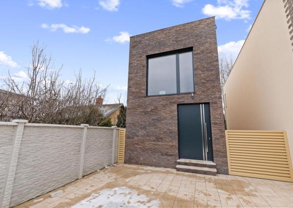 NOVOSTAVBA, MODERNÝ DOM S PRIAMYM PRÍSTUPOM K VODE