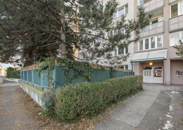 2-izbový byt so súkromnou záhradou v Karlovej Vsi,Ľudovíta Fullu.