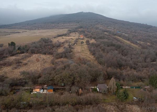 ZÁHRADA POD ŽIBRICOU – 385 m² | STUDŇA | ELEKTRINA | 10 MIN. OD NITRY