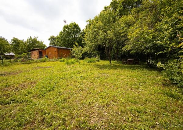 ZÁHRADA POD ŽIBRICOU – 385 m² | STUDŇA | ELEKTRINA | 10 MIN. OD NITRY